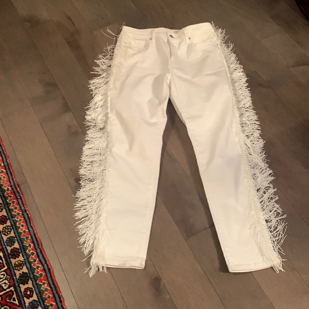 NWOT LEVI CUTE JEANS. WHEN LAY FLAT WAIST IS 13”; INSEAM APPROXIMATELY 25-26”.